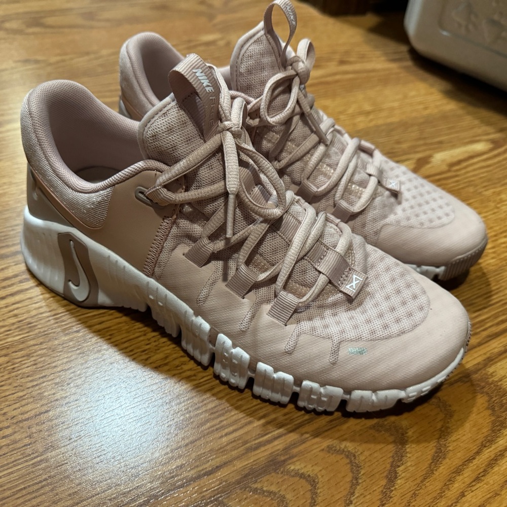 Nike metcons size 9, worn twice. Perfect condition, light pink